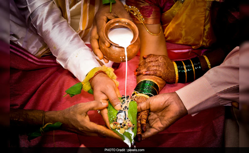 feclkqj8_hindu-marriage_625x300_08_April_24