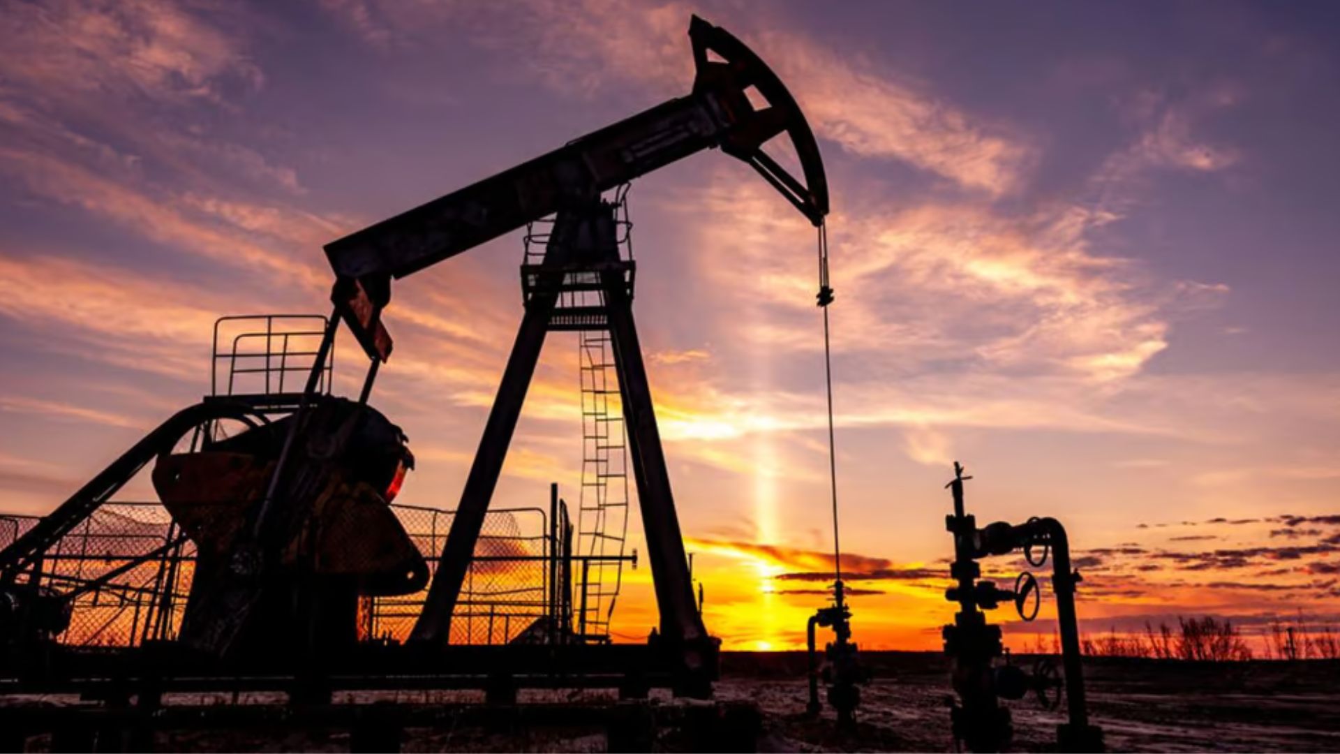 Oil Prices Rise on Supply Concerns Amid U.S. Tariff Threats and Inventory Decline