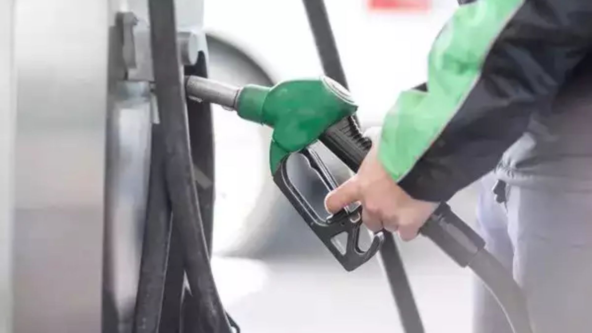 Govt Hikes Excise Duty on Petrol, Diesel by ₹2Litre; No Change in Retail Prices, Assures Centre