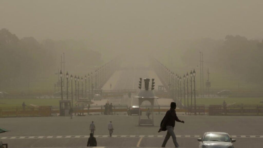 Dust Storm Blankets Delhi, Reduces Visibility and Air Quality