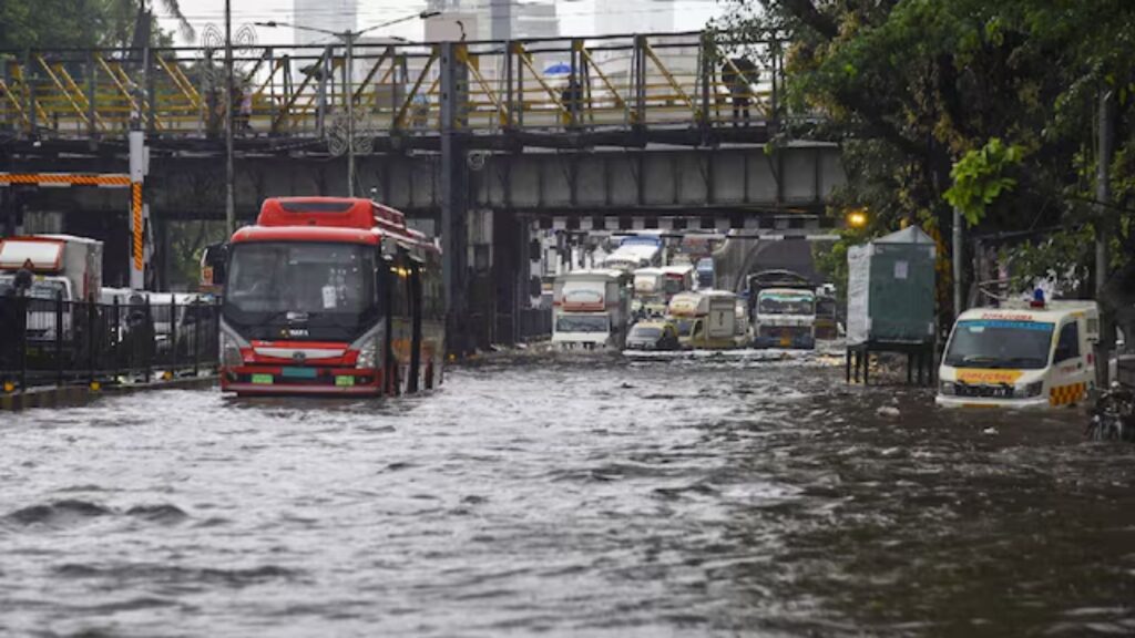 Heavy Rains Disrupt Flights and Daily Life in Mumbai; IMD Issues Orange Alert