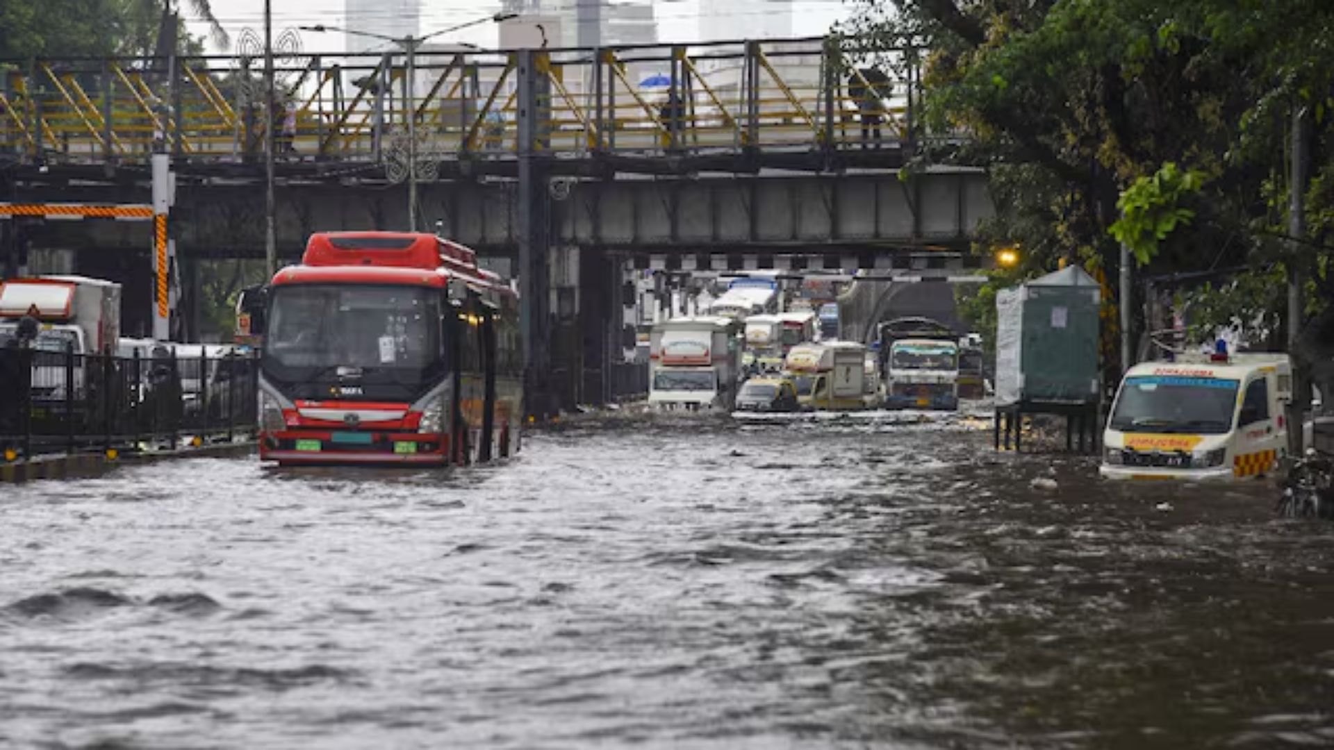 Heavy Rains Disrupt Flights and Daily Life in Mumbai; IMD Issues Orange Alert