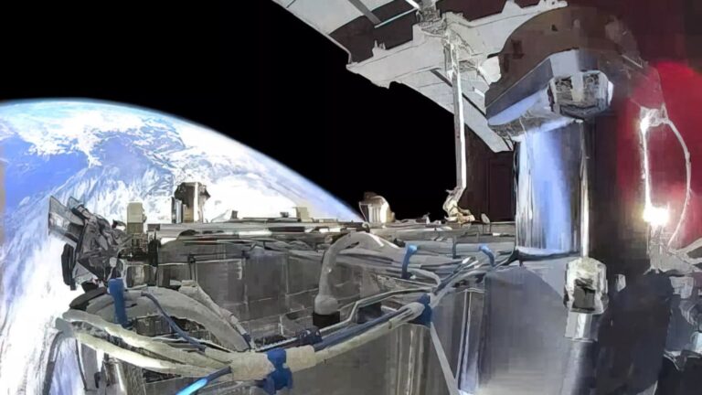 U.S. Air Force Considers SpaceX Starshield for Satellite Network, Pauses Key Procurement Program